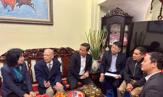 Đại diện lãnh đạo TP Hà Nội tặng quà Tết 2025 cho người có công trên địa bàn thành phố. Ảnh tư liệu.