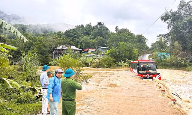 Tuyên Quang: Sạt lở núi vùi lấp một gia đình, xe khách mắc kẹt giữa dòng nước cuồn cuộn