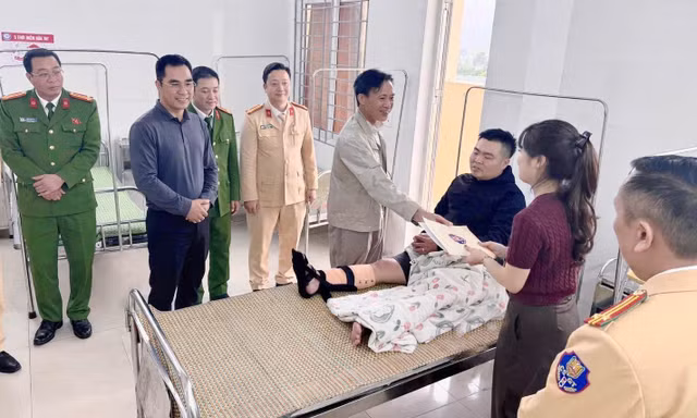 Đối tượng ném lại túi pháo, lao xe vào CSGT để bỏ chạy