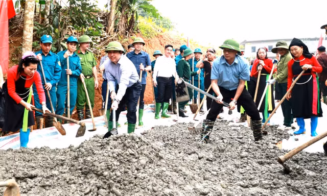 Bí thư, Chủ tịch Lào Cai cùng dân xúc vữa, làm đường bê tông nông thôn