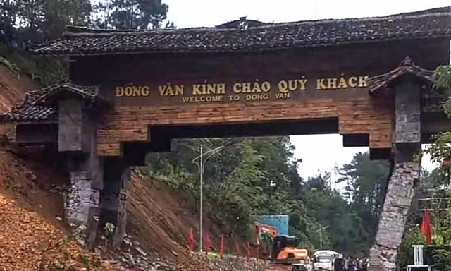 Sập cổng chào nổi tiếng dẫn vào cao nguyên đá Đồng Văn