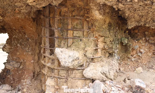 Tận thấy trụ cầu Sông Lô ở Phú Thọ bị khoét rỗng, trơ cốt thép hoen gỉ 