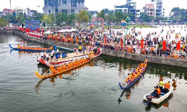 Nghẹt thở giải bơi chải tại lễ hội Đền Hùng