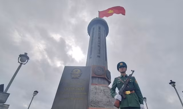 Tạm dừng tất cả xe chở khách tham quan cột cờ Lũng Cú