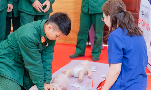 Bộ đội Quân khu 2 tập huấn sơ cấp cứu giữ lại sự sống trong tình huống khẩn cấp