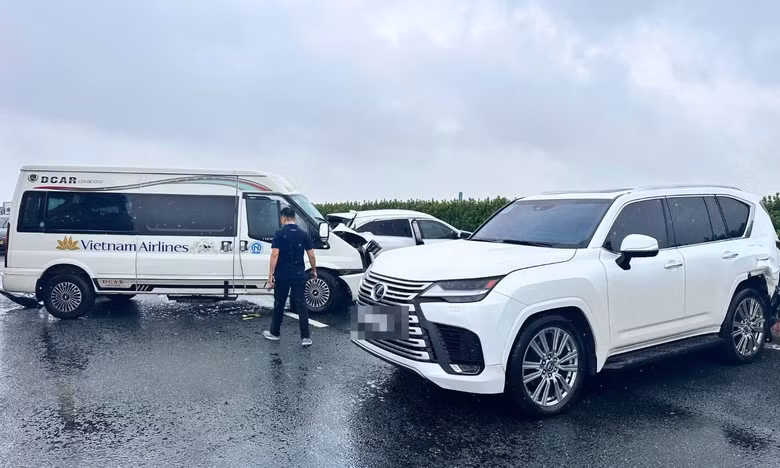 Hình ảnh hiện trường cho thấy cả ba xe đều hư hỏng nặng. Ảnh: Cục CSGT.