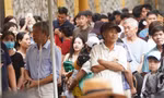 Dòng người xếp hàng dài cả trăm mét vào Nhà tù Hỏa Lò 