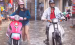 Hà Nội mưa lớn, nhiều xe ‘chết đuối’ khi cố băng qua biển nước