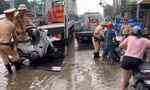 CSGT Hà Nội dùng xe chuyên dụng chở người dân qua đường ngập nước