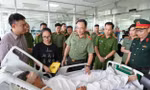 Thượng tướng Phạm Thế Tùng thăm chiến sĩ bị thương khi làm nhiệm vụ bảo vệ hợp luyện A80