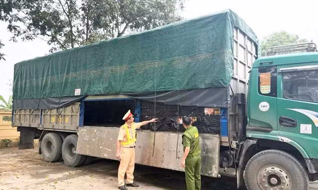 Phát hiện hơn 5 tấn lạp xưởng không rõ nguồn gốc chuẩn bị đưa về Hà Nội
