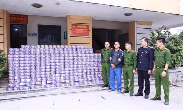 Vận chuyển gần 710kg pháo nổ ngụy trang dưới sắn khô