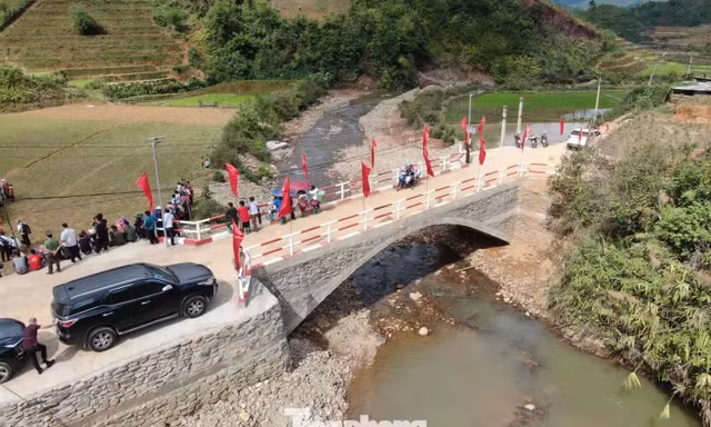 Video khánh thành cầu thiện nguyện tải trọng hơn 10 tấn vào bản nghèo ở Lào Cai