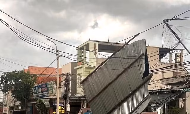 Mưa giông, gió mạnh làm tốc mái nhà dân, thổi bay biển quảng cáo ở Phú Thọ