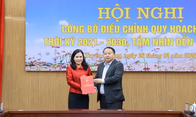 Đồng chí Chủ tịch UBND tỉnh Phan Huy Ngọc trao Quyết định phê duyệt Điều chỉnh Quy hoạch tỉnh cho lãnh đạo Sở Tài chính.