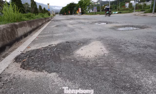 Đường trăm tỉ ở Lai Châu hơn 3 năm đã bong bật, lồi lõm