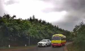 Clip: Tài xế xe buýt vượt ẩu trên đèo, bị phạt 5 triệu đồng 