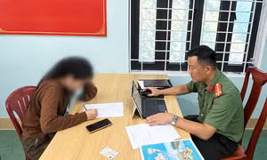 Công an làm việc với các chủ tài khoản Facebook đăng bán sách giáo khoa photocopy 