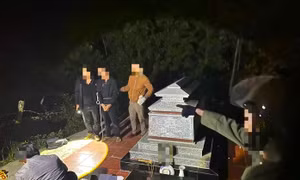 Giấu hơn 2.000 viên ma túy trong nghĩa địa để dùng dần 