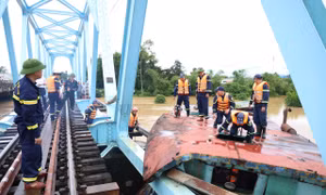 Xà lan lớn nhất mắc kẹt dưới cầu đường sắt Mỹ Chánh được giải cứu 