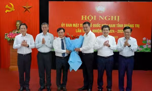 Lãnh đạo tỉnh Quảng Trị tặng hoa chúc mừng ông Nguyễn Chiến Thắng.