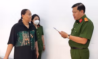 Cơ quan điều tra tống đạt các quyết định đối với Lê Thị Như Ngọc. Ảnh: CA