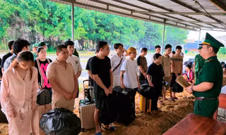 45 công dân Việt Nam trở về được hướng dẫn vào khu vực làm thủ tục trước khi trở về địa phương.