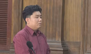Hồ Nguyễn Nhật Huy tại phiên tòa.