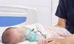 Trẻ sơ sinh thở ra tiếng gà gáy vì bệnh truyền nhiễm cấp tính