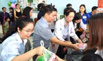 Bạn trẻ TP. HCM vui Trung Thu sớm cùng bệnh nhi 