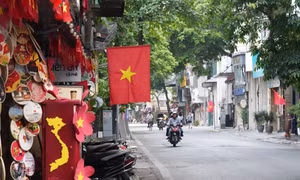 Thủ đô ngày 1/5: Phố phường thênh thang, Hà Nội yên bình hiếm thấy