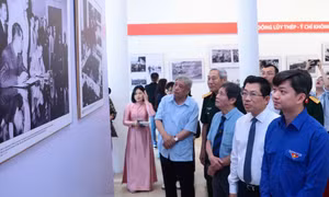Hơn 90 bức ảnh kinh điển về '51 năm - Bản hùng ca thống nhất'
