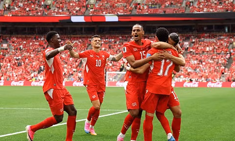 Thắng 2-1, Thụy Sỹ đứng đầu bảng B, đẩy Canada xa sân nhà