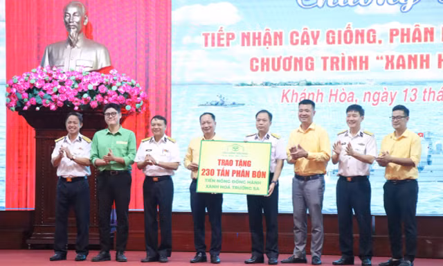 Tiến Nông trao tặng 230 tấn phân bón, chung tay xanh hóa Trường Sa