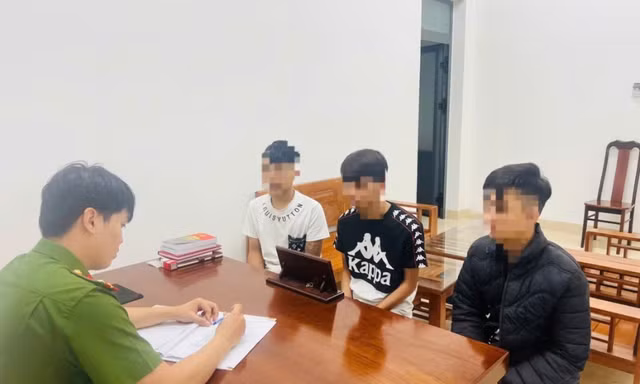 Nhóm thiếu niên khống chế người đàn ông đưa ra nghĩa trang đánh đập, cướp tài sản