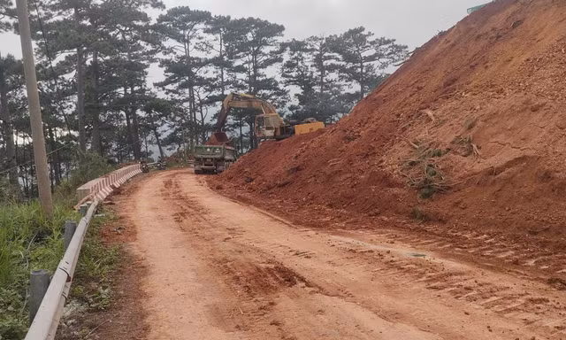 Thông xe đèo D’ran sau một tháng đóng vì sạt lở