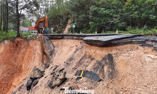 Cận cảnh hàm ếch sâu hơn 30m tại điểm sạt lở trên đèo Mimosa 