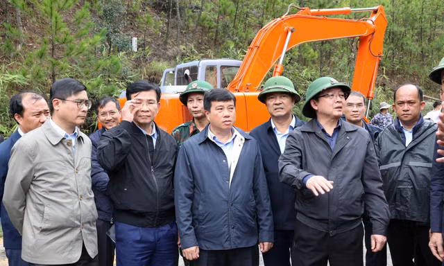 Phó Thủ tướng Hồ Quốc Dũng kiểm tra hiện trường sạt lở đèo Prenn và Mimosa
