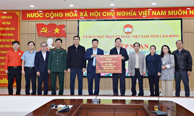  Lâm Đồng tiếp nhận 50 tỷ đồng và 30 tấn hàng hóa của tỉnh Quảng Ninh