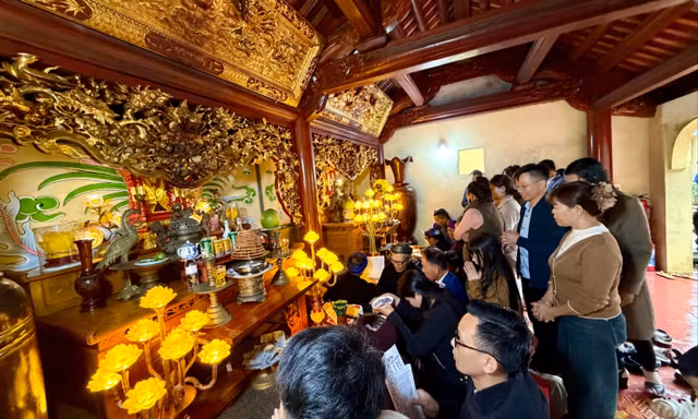 Du khách chen chân ở đền thờ nổi tiếng Hà Tĩnh 