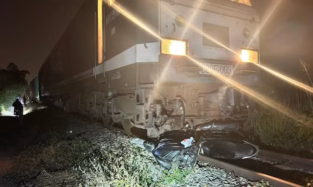 Va chạm với tàu hàng, một người đàn ông tử vong tại chỗ