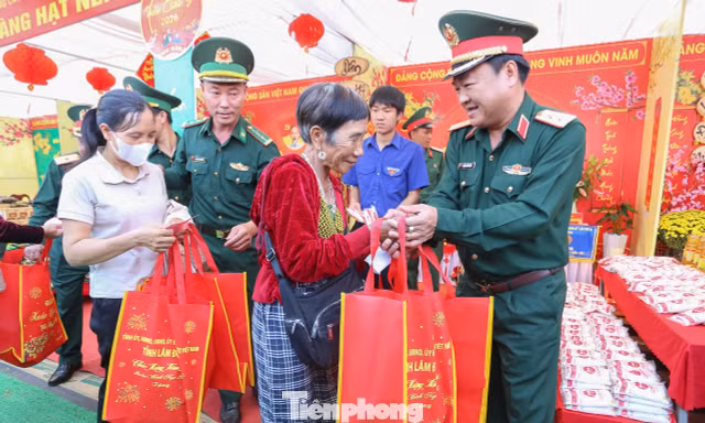 ‘Gian hàng 0 đồng’ ấm lòng dân nghèo ngày cận Tết 