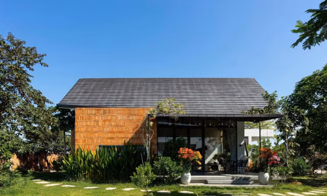 Nhà mái dốc 160m2 giữa cánh đồng lúa đẹp như tranh vẽ