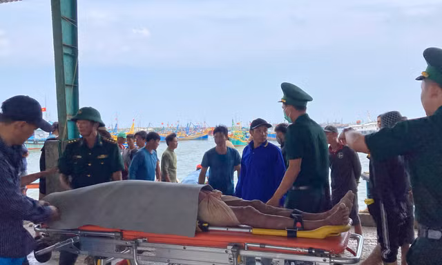 Tàu cá bị tàu hàng đâm chìm trên biển, 16 ngư dân thoát nạn, 1 người tử vong