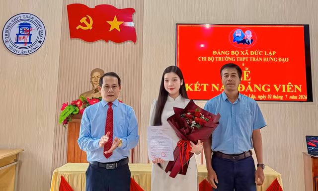 Thủ khoa khối C03 ở Lâm Đồng được kết nạp Đảng