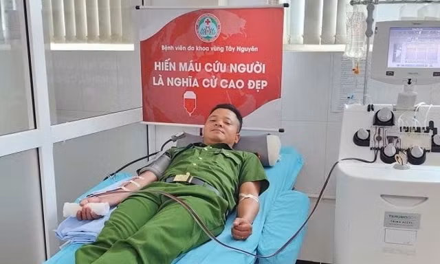 Đại úy vượt hơn 70km hiến tiểu cầu nhóm máu hiếm cứu người