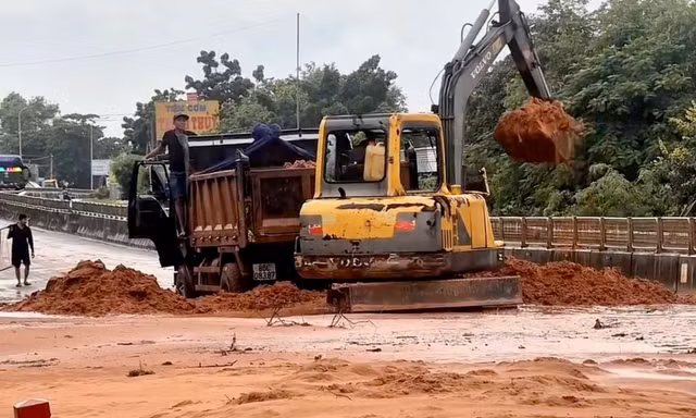 Cát đỏ tràn xuống, phủ kín một đoạn quốc lộ 1A ở Lâm Đồng