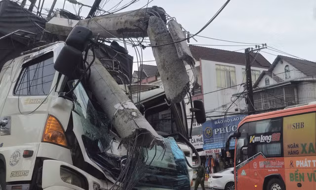 Xe tải chở 12 tấn cà phê tự trôi, tông gãy trụ điện và nhiều phương tiện