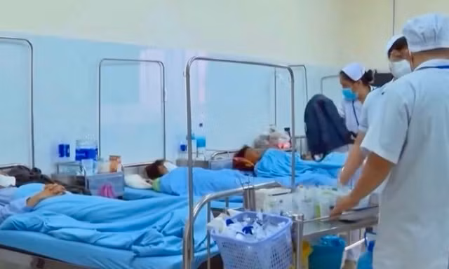 84 người nhập viện sau khi ăn bánh mì ở Lâm Đồng