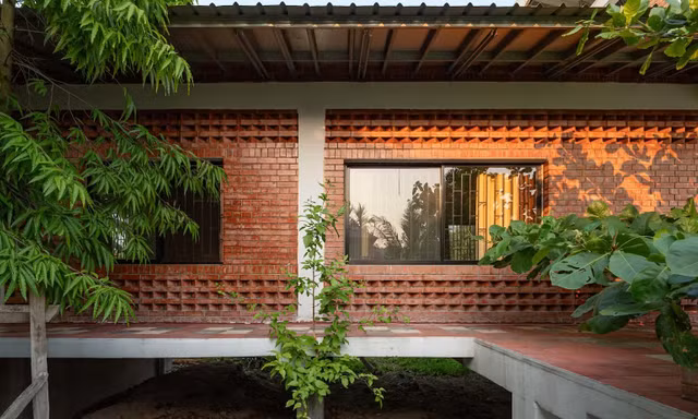 Nhà gạch một tầng hài hòa giữa vườn cây xanh